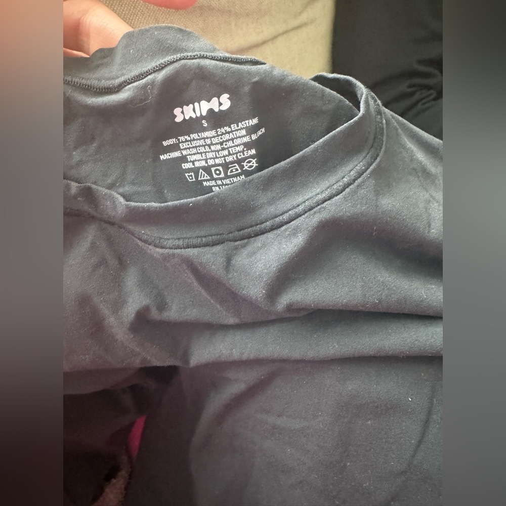 Skims grey shirt size small

Worn and washed once